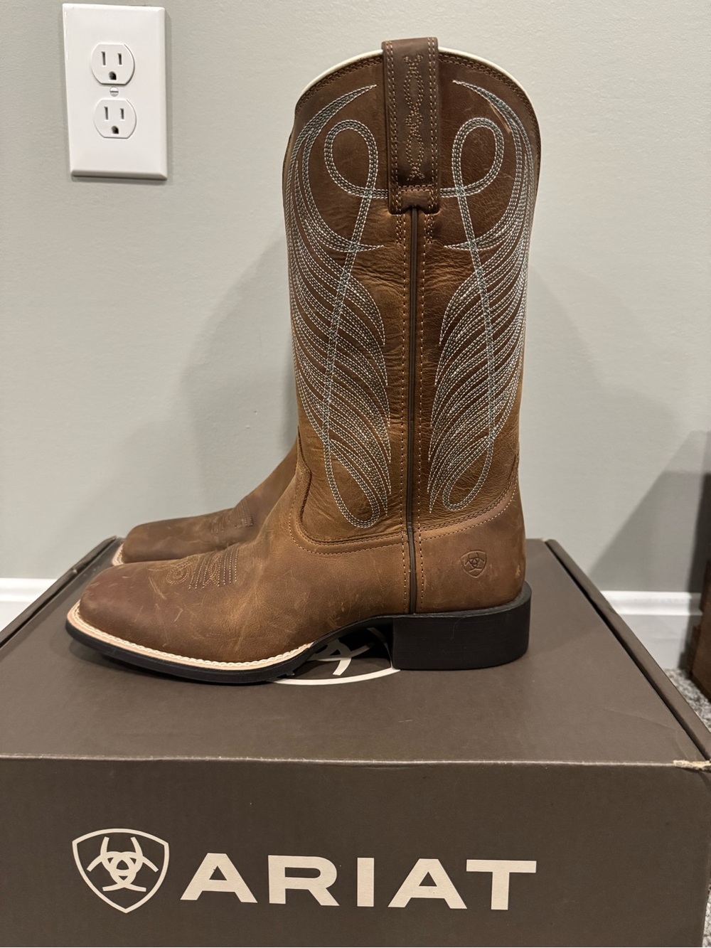 Ariat Brown Leather Western Cowboy Boots with White Stitching - Picture 3 of 5